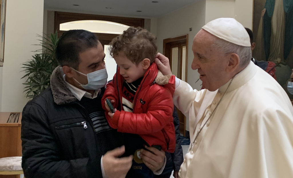 De viatge cap a Grècia i Xipre, el Papa Francesc saluda un grup de migrants acollits per la Comunitat. Alguns van arribar a Itàlia des de Lesbos en el vol papal