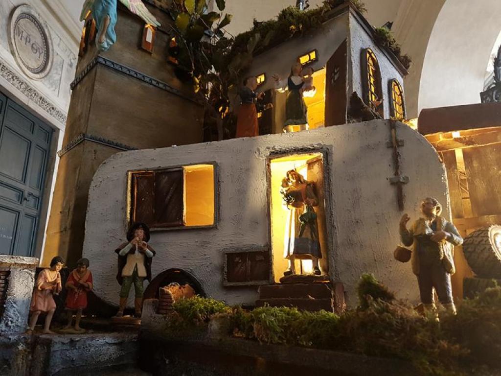Visita al presepe di Santa Maria in Trastevere: attorno a Gesù che nasce, un popolo di poveri ritrova la speranza