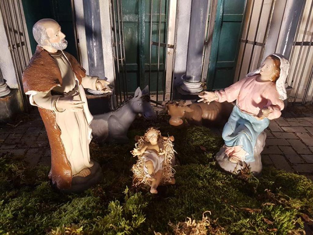 Visit to the nativity scene of Santa Maria in Trastevere: around Jesus who is born, a people of the poor finds hope