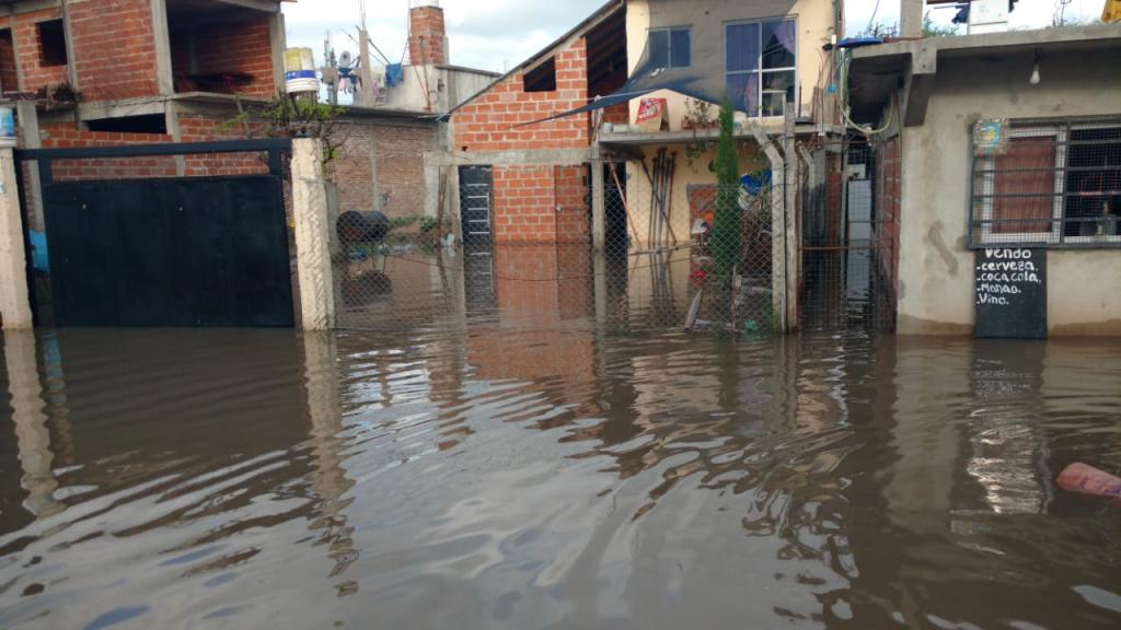 É emergência de inundação nos bairros da Grande Buenos Aires: trabalhamos para alcançar as casas isoladas pela água