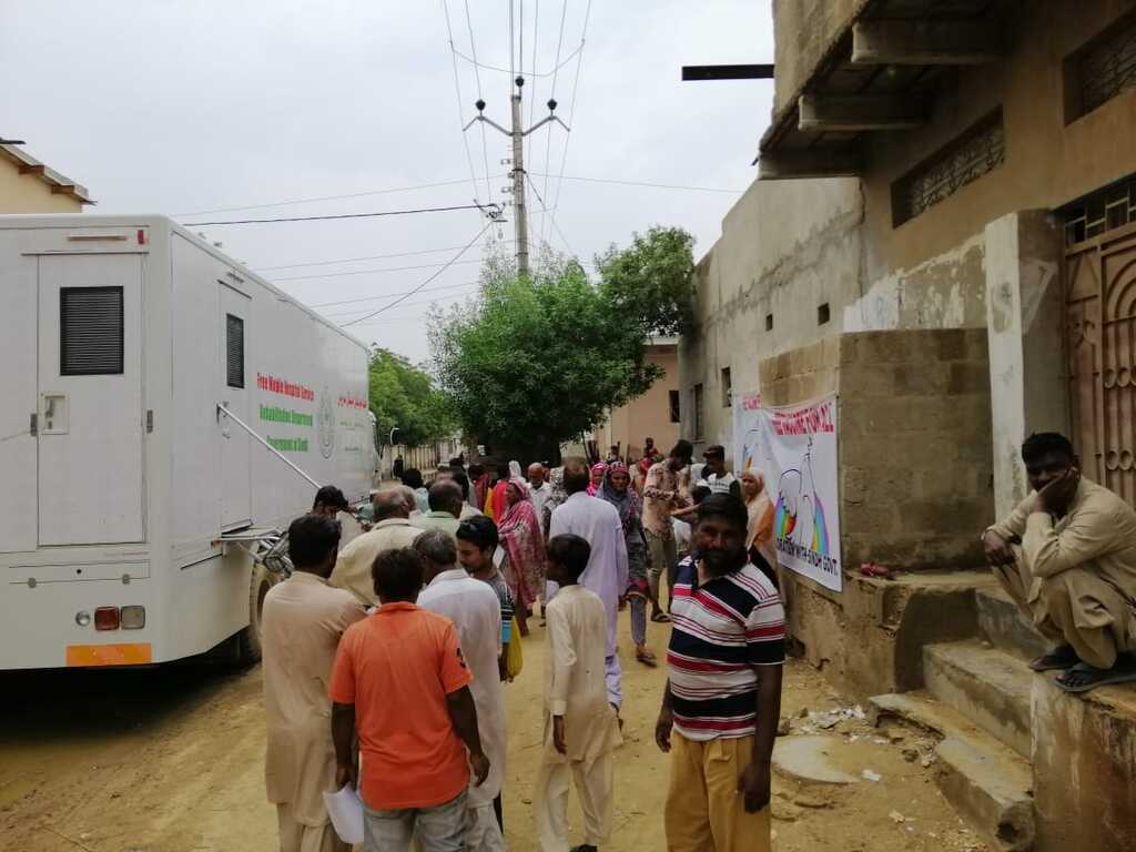 Pakistan: Open day Impfungen in einem armen Stadtviertel von Karachi, Initiative der Gemeinschaft Sant'Egidio