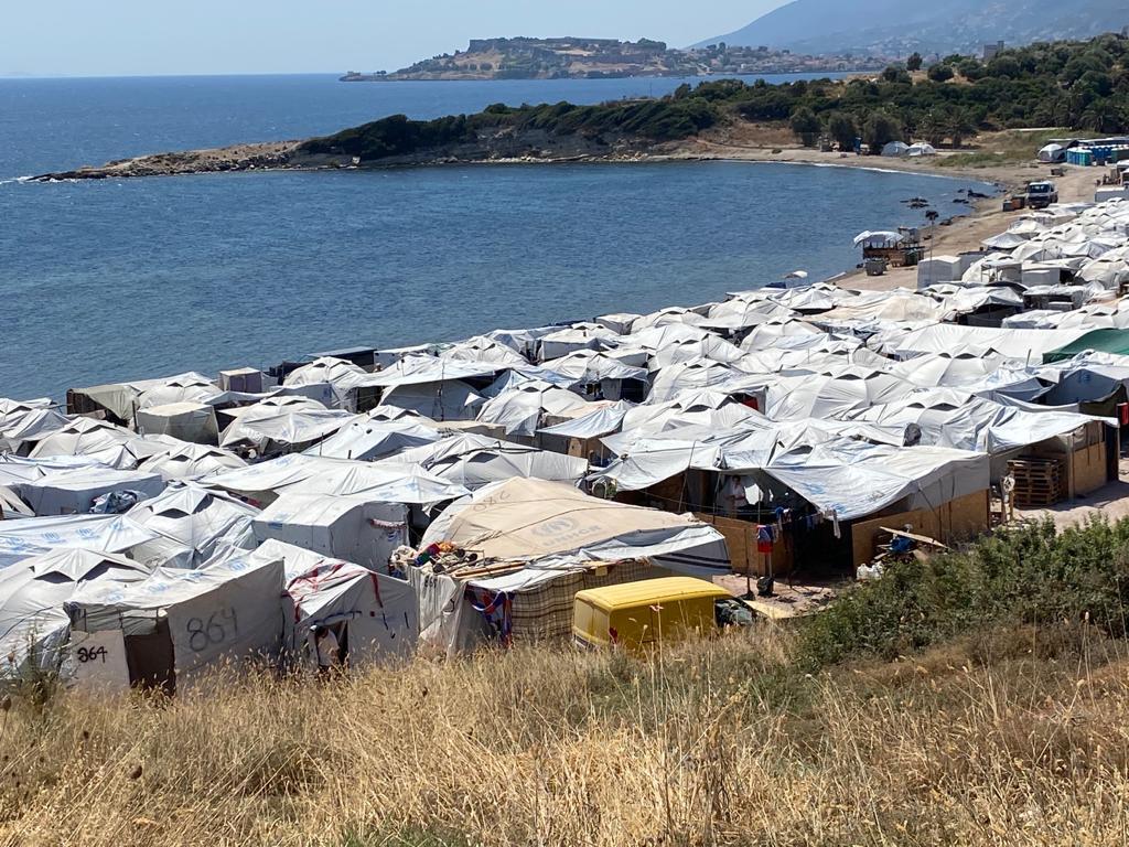 Hitzealarm auf Lesbos, doch in den roten Zelten von Sant'Egidio finden die Flüchtlinge Erfrischung durch Unterricht, Essen und Freundschaft