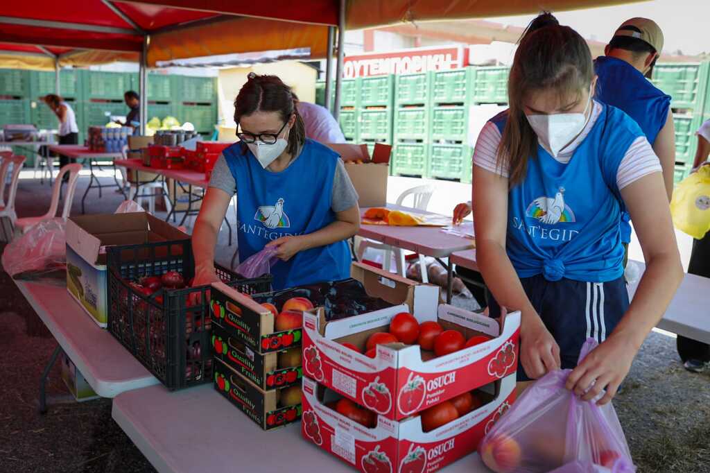 Alarma per calor a Lesbos, però a les carpes vermelles de Sant'Egidio els refugiats hi troben descans amb l'escola, aliments i amistat