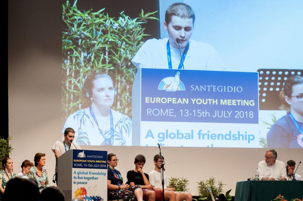 Libres pour construire un monde de paix. Andrea Riccardi avec les jeunes Européens réunis à Rome pour la rencontre Global friendship