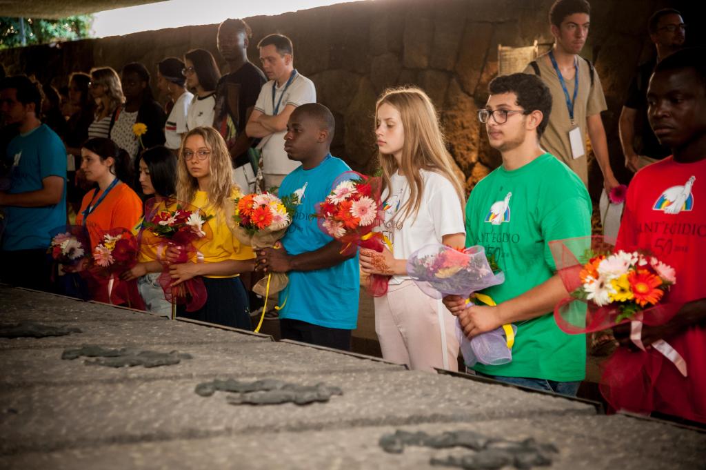 Jugend für den Frieden bei den Ardeatinischen Grotten. Die Zukunft beginnt mit der Erinnerung an die Schrecken des Krieges
