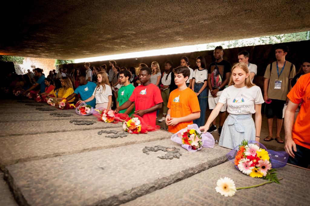 Jugend für den Frieden bei den Ardeatinischen Grotten. Die Zukunft beginnt mit der Erinnerung an die Schrecken des Krieges