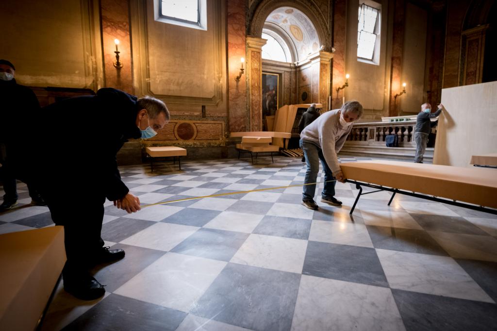 L'església de Sant Calixte a Roma obre per allotjar a persones sense llar durant la nit. No oblidem als últims en el cor de la pandèmia