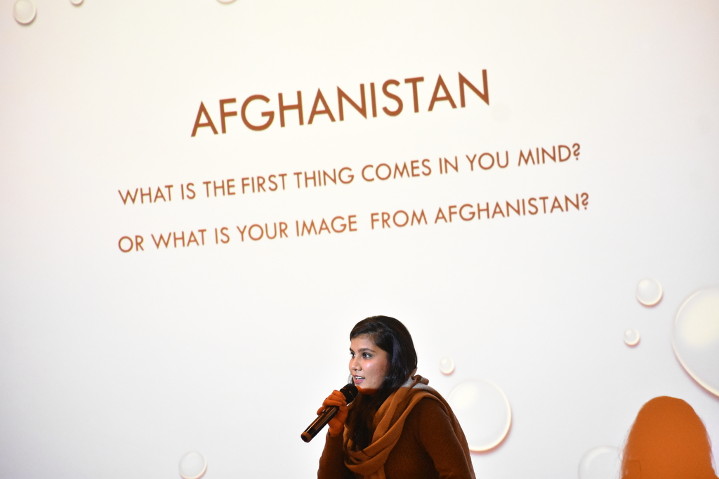 Una voce dei profughi afghani: “Quando sei triste puoi rifugiarti a casa tua, ma la guerra me l’ha tolta”: la testimonianza di Maryam ai Giovani per la Pace