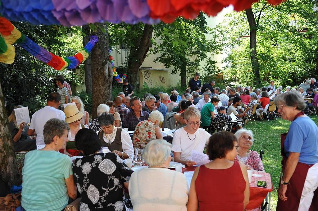 München: Sommerfeste der “Mensa Sant’Egidio” mit 200 Freunden aller Generationen und der Schule des Friedens