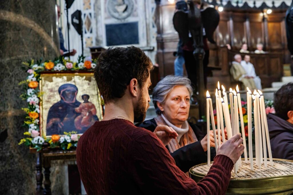 In tanti a Trastevere alla liturgia per ricordare Modesta Valenti: dalla sua memoria un movimento di solidarietà che ha aiutato tanti a trovare una casa