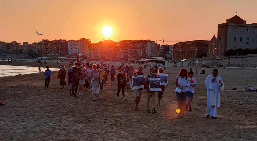 A Nettuno, sul litorale vicino Roma, la preghiera 