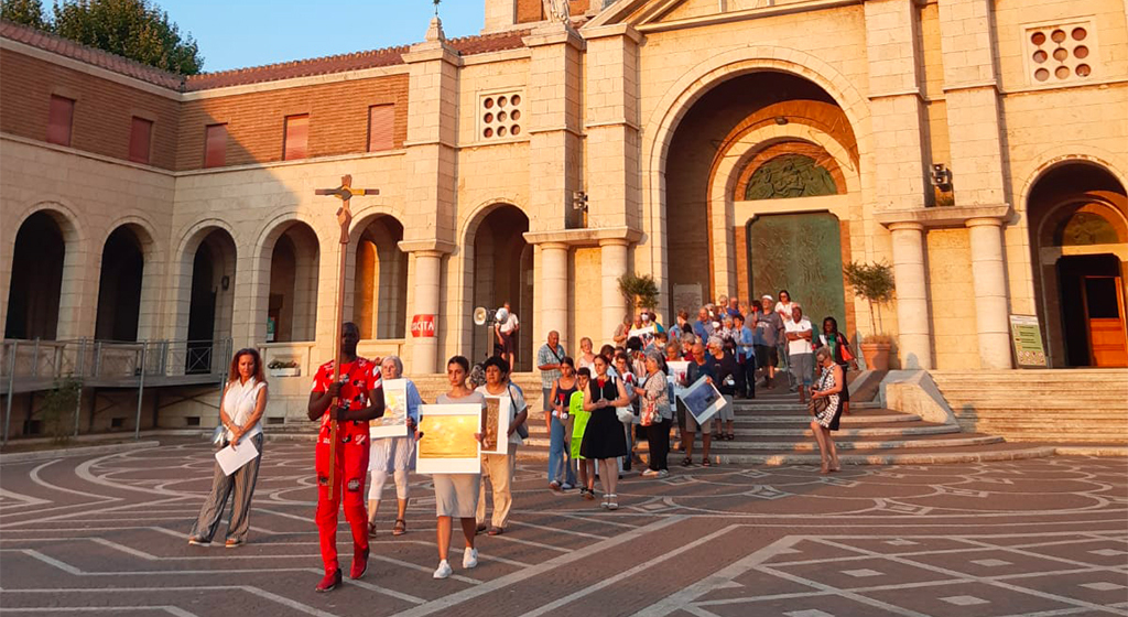 A Nettuno, sul litorale vicino Roma, la preghiera 