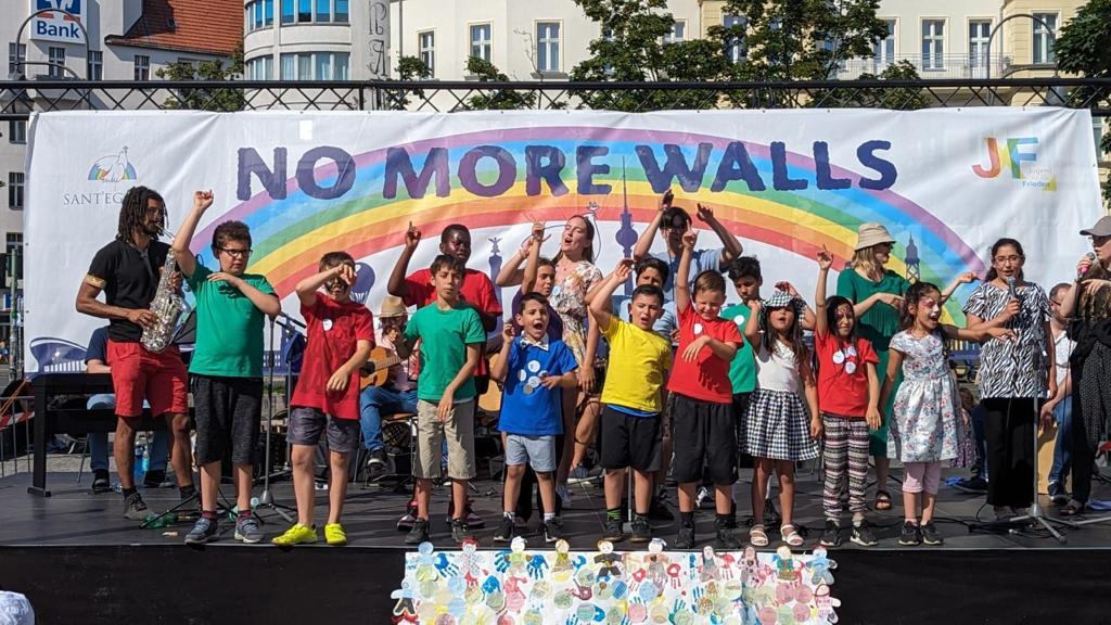 I bambini di Berlino, in preparazione dell’Incontro Internazionale “L’Audacia della Pace”, lanciano un appello: “No More Walls”