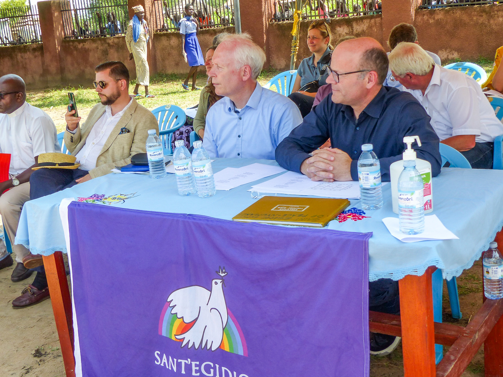 Una delegación de la región de Sajonia (Alemania) visita la Escuela de la paz del campo de refugiados de Nyumanzi, en el norte de Uganda