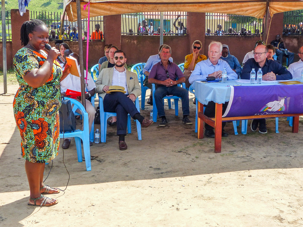 Una delegación de la región de Sajonia (Alemania) visita la Escuela de la paz del campo de refugiados de Nyumanzi, en el norte de Uganda