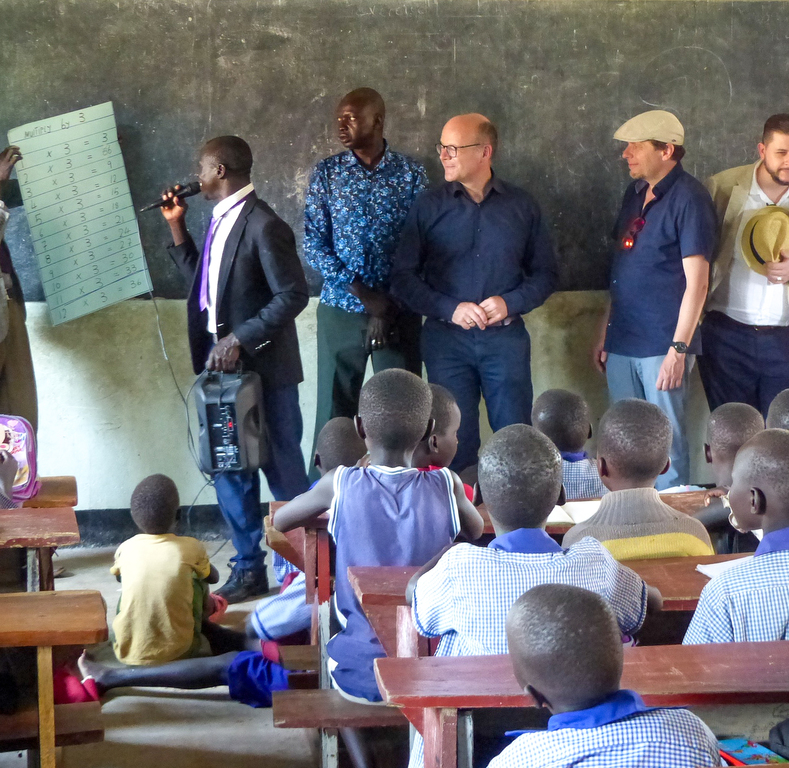 Una delegación de la región de Sajonia (Alemania) visita la Escuela de la paz del campo de refugiados de Nyumanzi, en el norte de Uganda