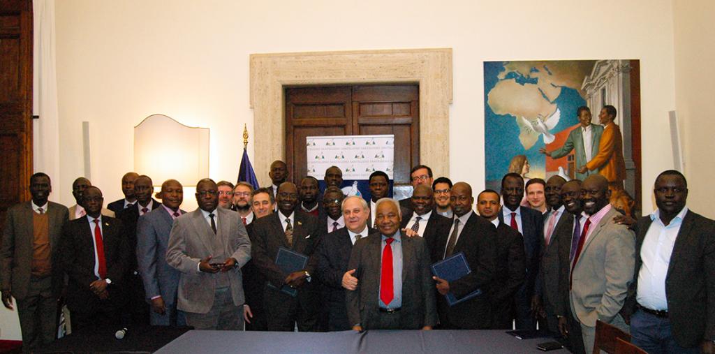 Alle politischen Parteien aus dem Südsudan unterzeichnen ein Friedensabkommen in Sant'Egidio