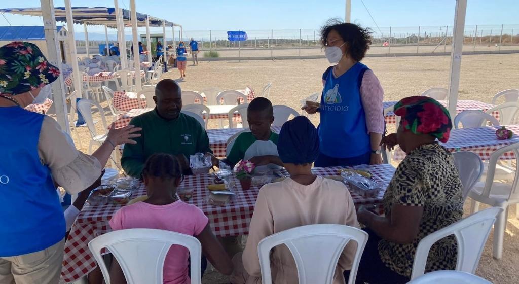 Auf Zypern hat im Flüchtlingslager Pournara das Sant'Egidio-Restaurant geöffnet. In Zelten der Freundschaft werden im ganzen August Aktivitäten für die Flüchtlinge angeboten