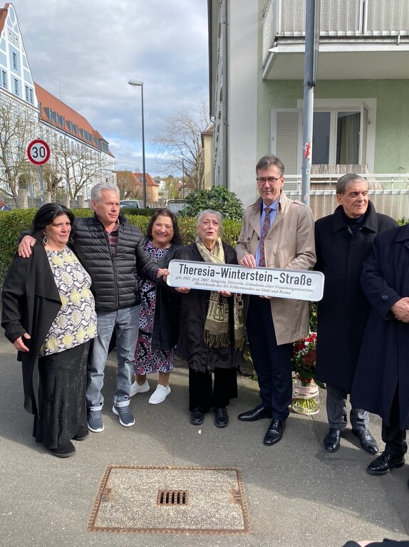 Ein bedeutendes Zeichen der Erinnerungskultur in der Stadt Würzburg: eine Straße wird nach Theresia Winterstein benannt, Sintezza und Opfer des Porajmos