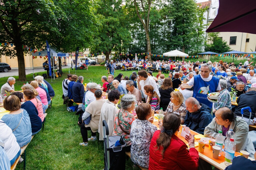 München: Sommerfest mit den Freunden von der Mensa zum Zeichen der Freundschaft in einem Leben, das oft von Einsamkeit und Isolation geprägt ist