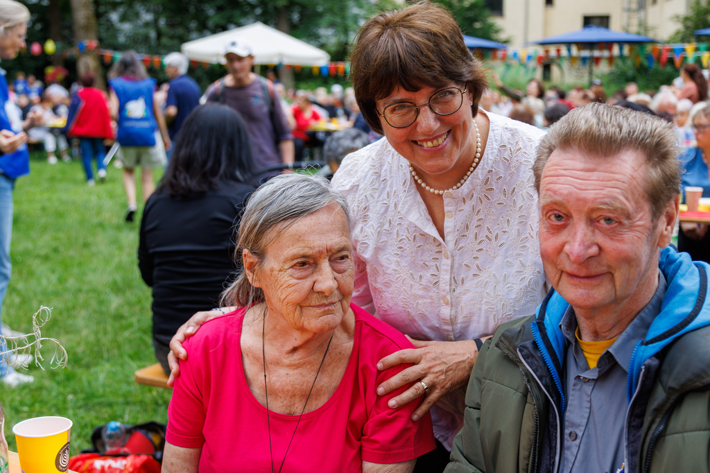 München: Sommerfest mit den Freunden von der Mensa zum Zeichen der Freundschaft in einem Leben, das oft von Einsamkeit und Isolation geprägt ist