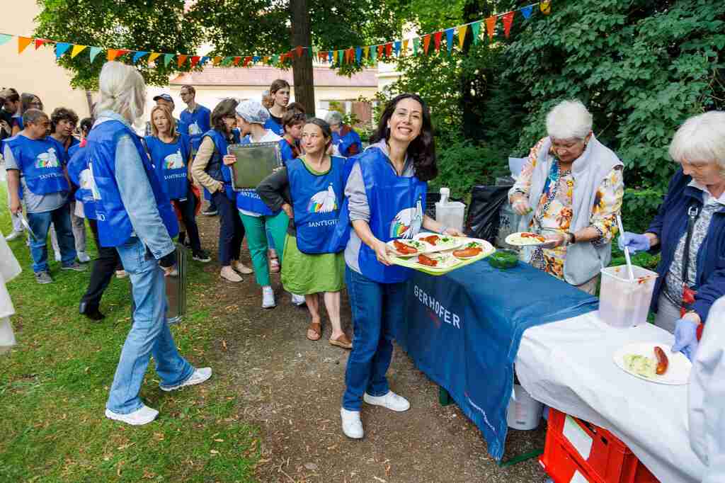 München: Sommerfest mit den Freunden von der Mensa zum Zeichen der Freundschaft in einem Leben, das oft von Einsamkeit und Isolation geprägt ist