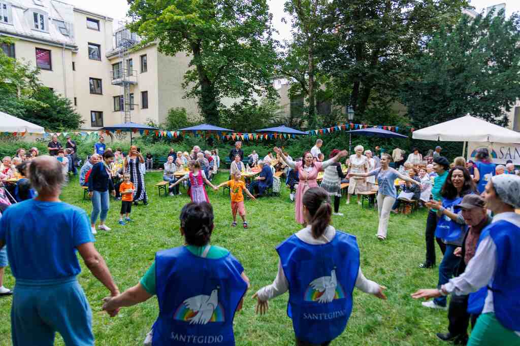 München: Sommerfest mit den Freunden von der Mensa zum Zeichen der Freundschaft in einem Leben, das oft von Einsamkeit und Isolation geprägt ist