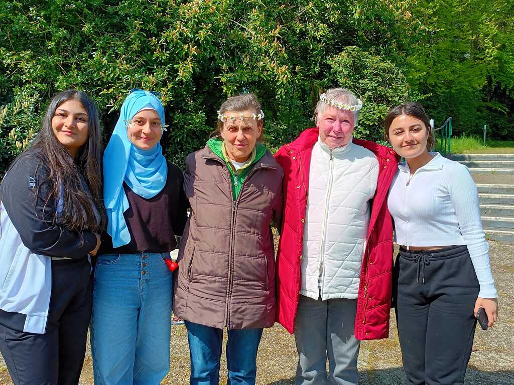 Jung und Alt aus Mönchengladbach im Urlaub in einer Freundschaft ohne Grenzen