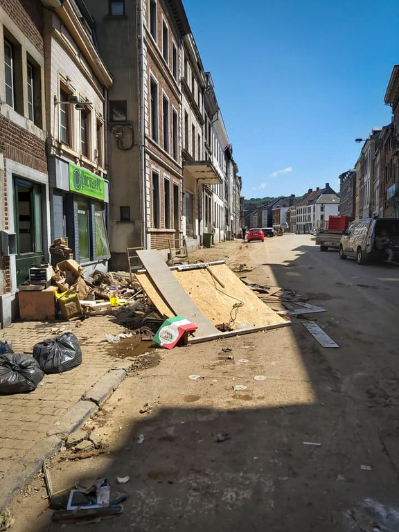 Im von den Überschwemmungen betroffenen Belgien hilft die Jugend für den Frieden von Lüttich mit, um ein Sozialzentrum in Verviers wieder einsatzfähig zu machen