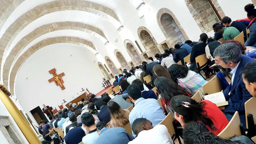 Auf den Spuren des Hl. Franziskus in Assisi: Pilgerreise der internationalen Tagung der Gemeinschaften von Sant'Egidio