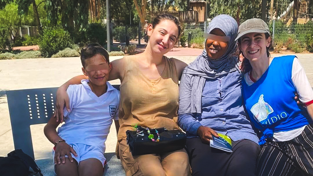 I Giovani per la pace di Roma, all'indomani del Giubileo, sono partiti per condividere le vacanze con i bambini profughi in Grecia e mettere in pratica l'invito del papa ad essere 