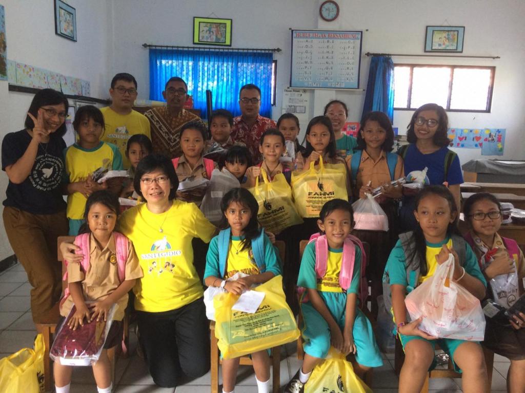Sant'Egidio hilft Kindern und Familien im Dorf, das vom Tsunami in Indonesien heimgesucht wurde