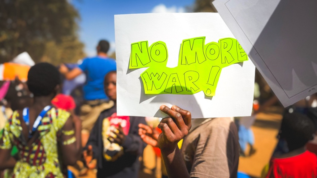 A Balaka, in Malawi, la Summer School si conclude con una manifestazione per la pace: un corteo di bambini e adulti attraversa le vie della città