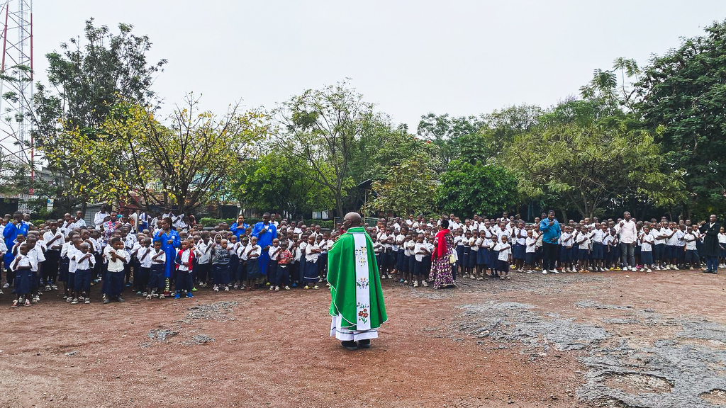 I bambini delle Scuole della Pace di Goma in pellegrinaggio alla tomba del beato Floribert Bwana Chui