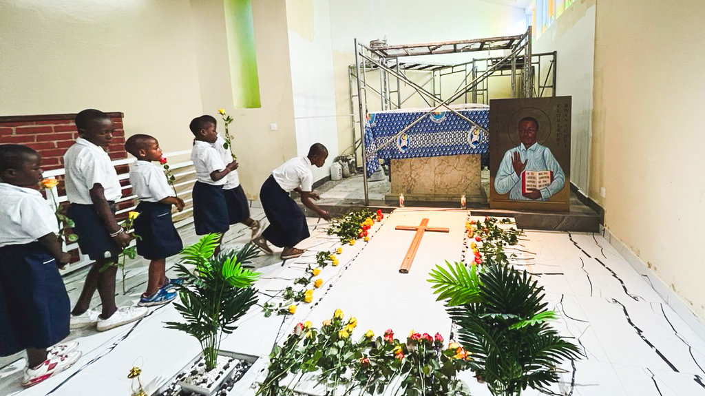 I bambini delle Scuole della Pace di Goma in pellegrinaggio alla tomba del beato Floribert Bwana Chui