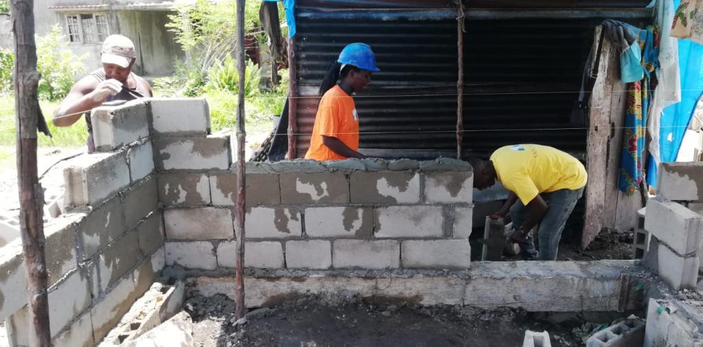 14 de març de 2019-2020: Un any després del cicló Idai, Beira reneix amb les boniques cases pintades que ha construït Sant'Egidio en diferents barris de la ciutat