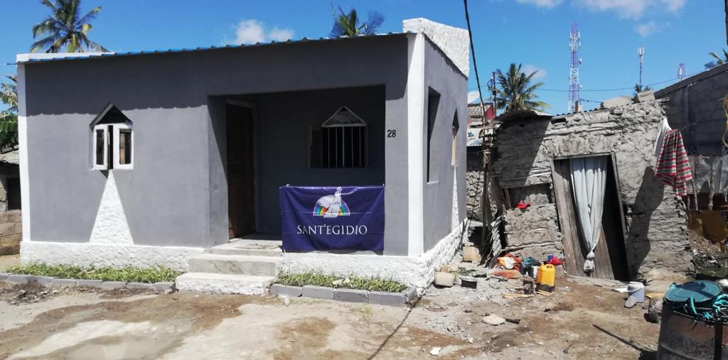 14 de Março de 2019-2020: um ano após o ciclone Idai, a Beira volta à vida com as belas casas coloridas construídas por Sant'Egidio em diferentes bairros da cidade