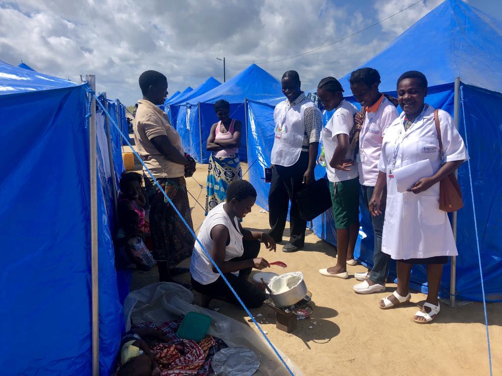 Visitas médicas a la gente acampada en Ifapa, entre los desplazados por el ciclón Idai