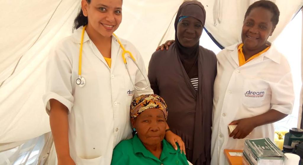 Visitas médicas a la gente acampada en Ifapa, entre los desplazados por el ciclón Idai