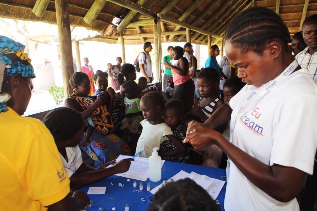 Ara a Moçambic es treballa per evitar que es propagui el còlera. La gent fa cua al centre DREAM per vacunar-se