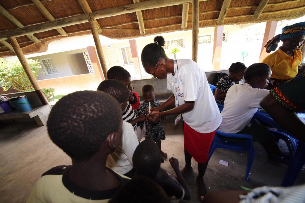 Ahora en Mozambique se trabaja para evitar que se propague el cólera. La gente hace cola en el centro DREAM para vacunarse