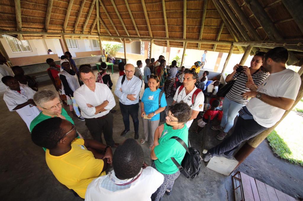 Ara a Moçambic es treballa per evitar que es propagui el còlera. La gent fa cua al centre DREAM per vacunar-se