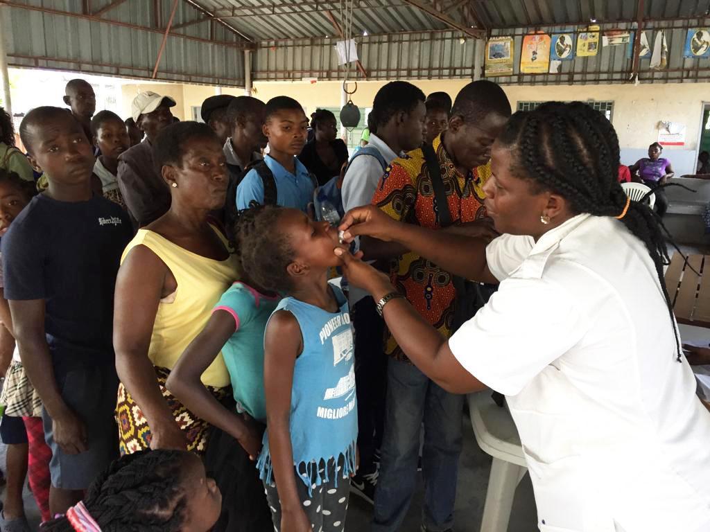 Ora in Mozambico si lotta per evitare il diffondersi del colera. In fila al centro Dream per farsi vaccinare
