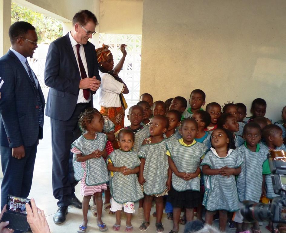 O ministro alemão da Cooperação Gerd Müller visitou a Comunidade de Sant'Egidio da Beira