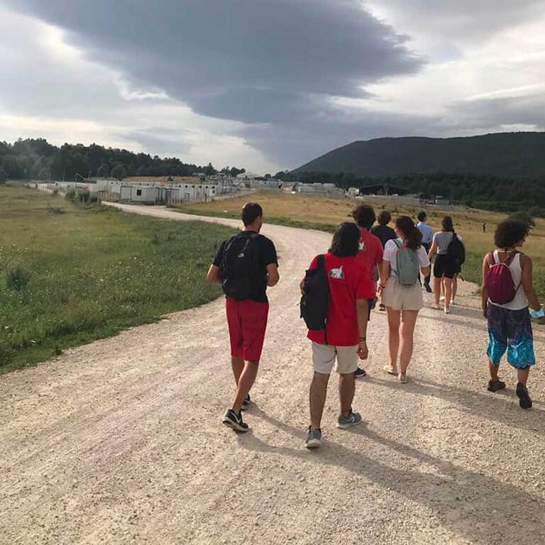Les jeunes pour la paix de Padoue et Bologne avec des jeunes migrants à la frontière avec la Bosnie