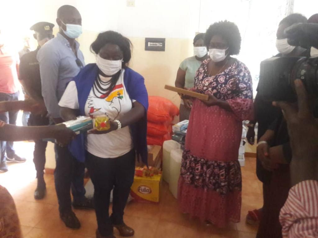 A Bissau, des visites médicales et de la nourriture: une aide concrète à l'occasion de la Journée internationale des personnes âgées
