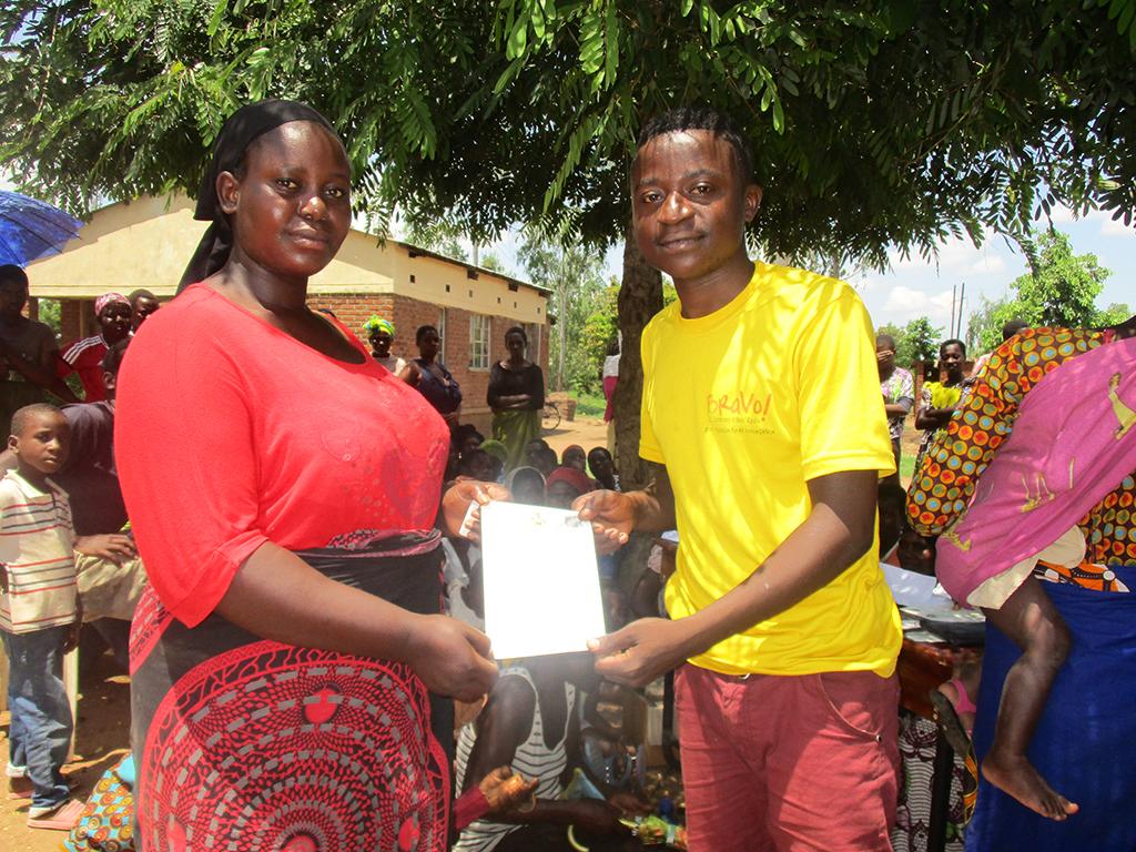 Niños invisibles de África: BRAVO! entrega 30.000 certificados de nacimiento en el distrito de Balaka de Malaui