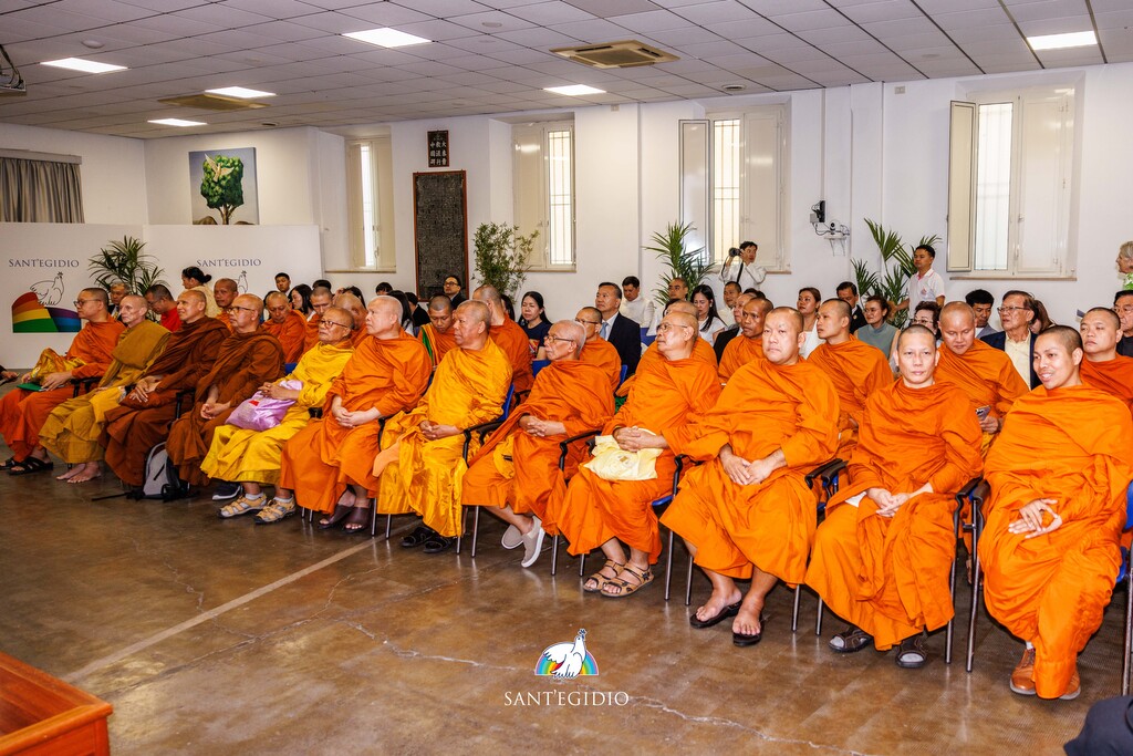 Una delegazione di monaci buddhisti dalla Thailandia in visita a Sant'Egidio nel segno della pace