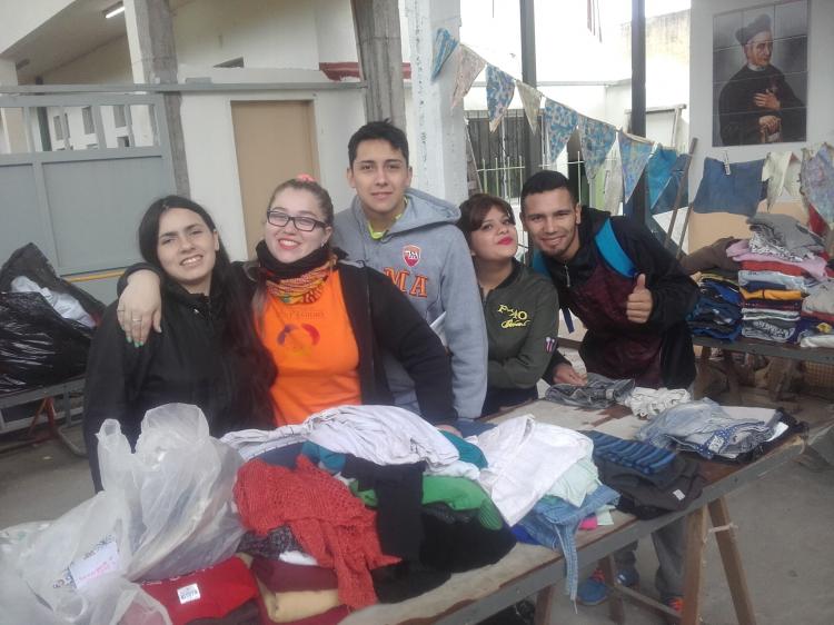Overstromingen in Argentinië: de Jongeren voor Vrede komen de slachtoffers van de hevige regenval te hulp