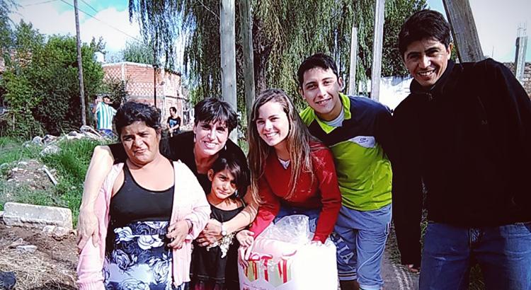 Overstromingen in Argentinië: de Jongeren voor Vrede komen de slachtoffers van de hevige regenval te hulp